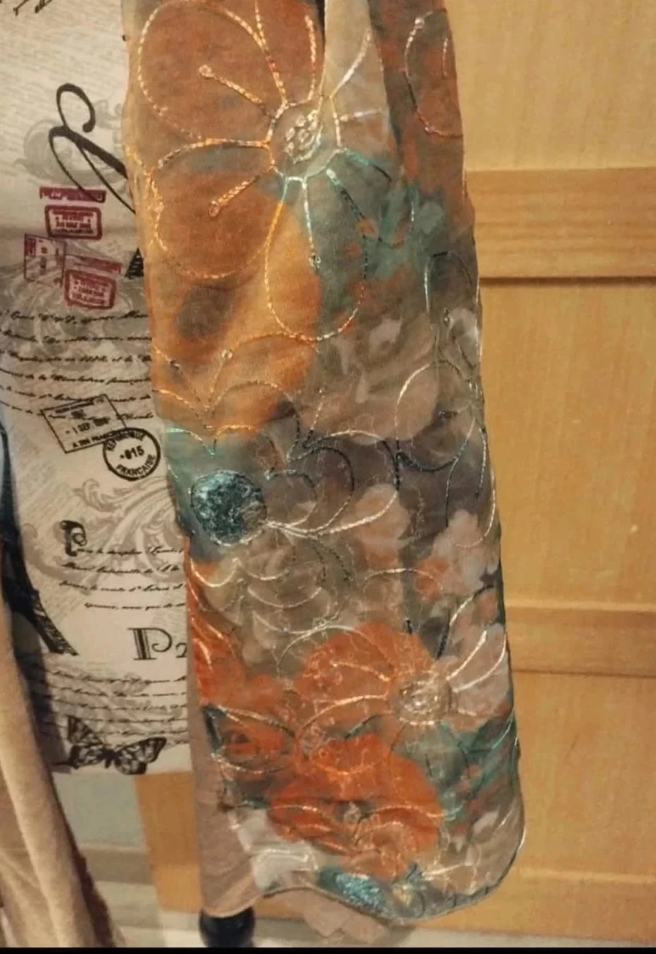 Xale longo metade com flores e lantejoulas, metade marrom, mohair/acrílico – photo 3